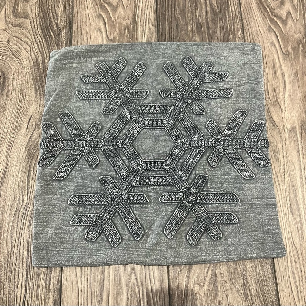 Pottery Barn Drew Snowflake Embroidered Pillow Cover - Picture 2 of 7